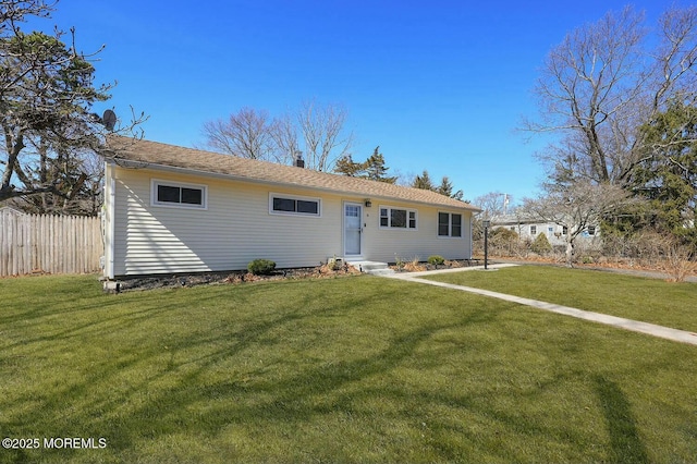 view of front facade featuring a front lawn and fence