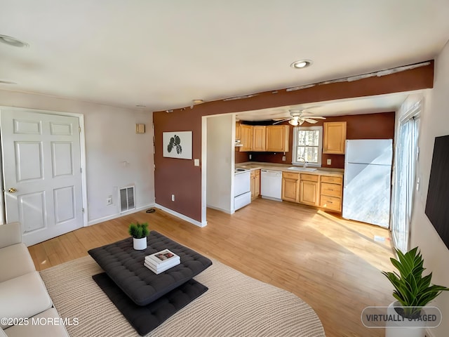 living room with visible vents, light wood-style flooring, recessed lighting, baseboards, and ceiling fan