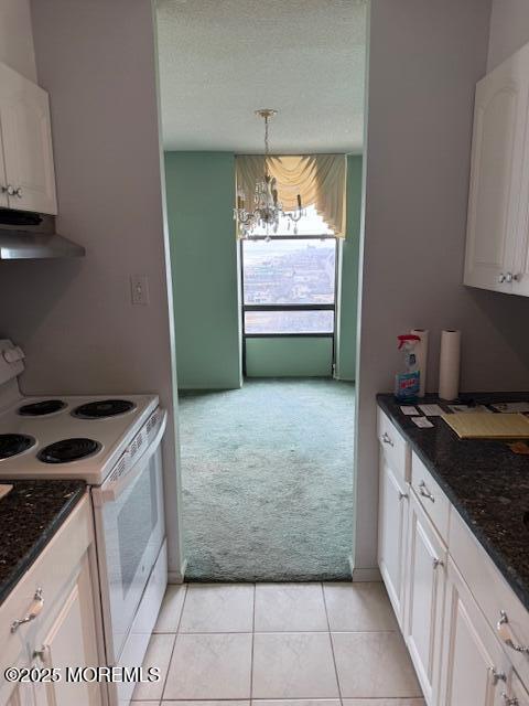 kitchen featuring under cabinet range hood, light colored carpet, a notable chandelier, electric range, and a textured ceiling