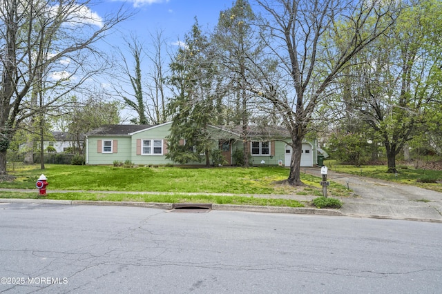 view of front of house featuring a front yard, an attached garage, and driveway