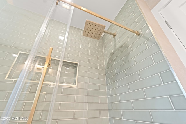 room details featuring a tile shower