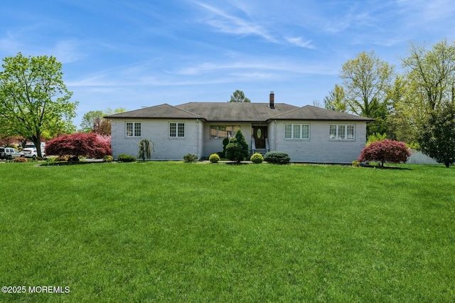 view of front of property featuring brick siding and a front yard