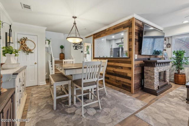 144 Brandywine Ct Unit 332, Brick, NJ 08724 - dining area featuring visible vents, recessed lighting, crown molding, and wood finished floors