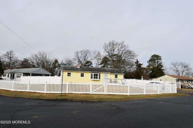 single story home featuring a fenced front yard