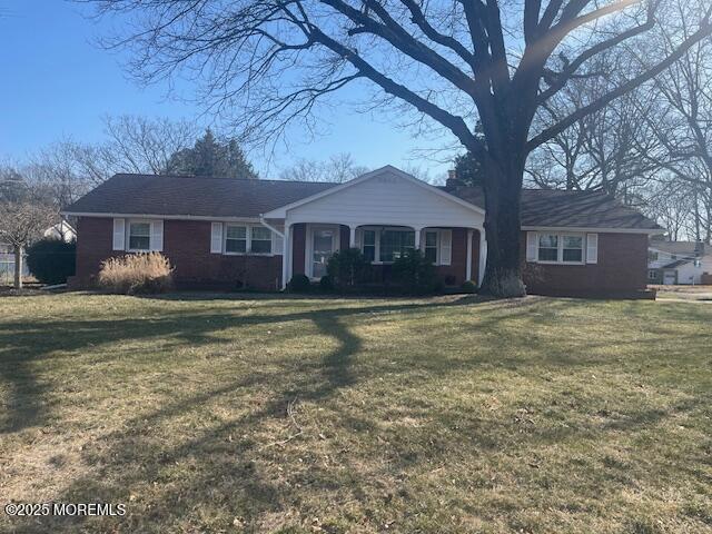 single story home featuring a front yard