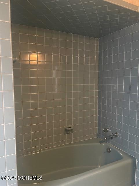 full bath with shower / washtub combination