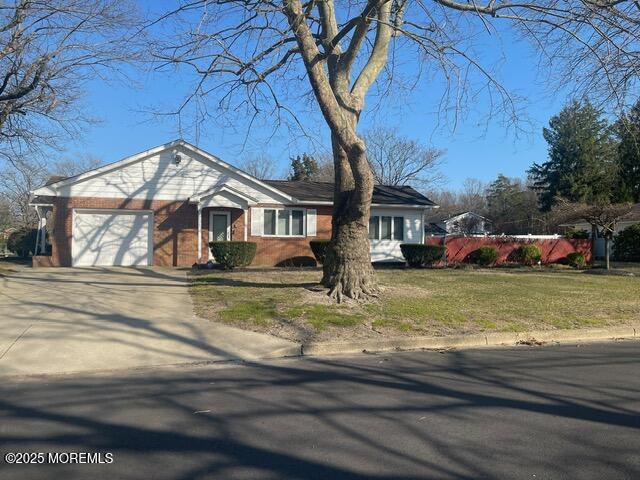 view of front facade with an attached garage, driveway, and a front yard