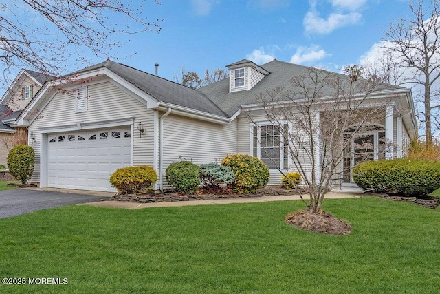 view of front of property with a front lawn, a garage, and driveway