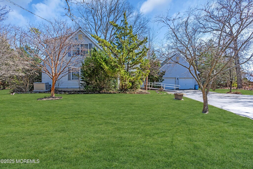 view of yard featuring concrete driveway