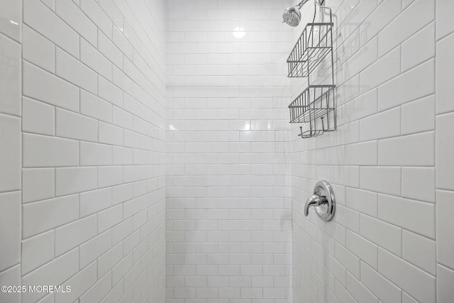 full bath with tiled shower