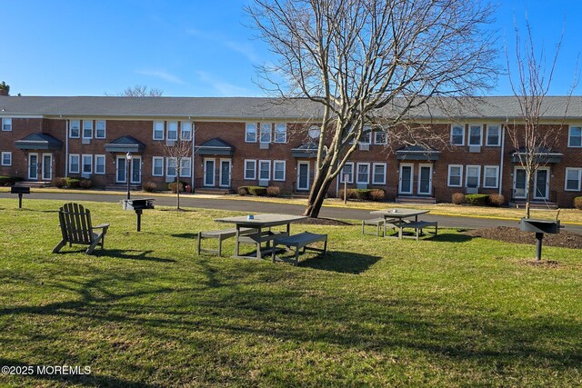 surrounding community featuring a residential view and a yard