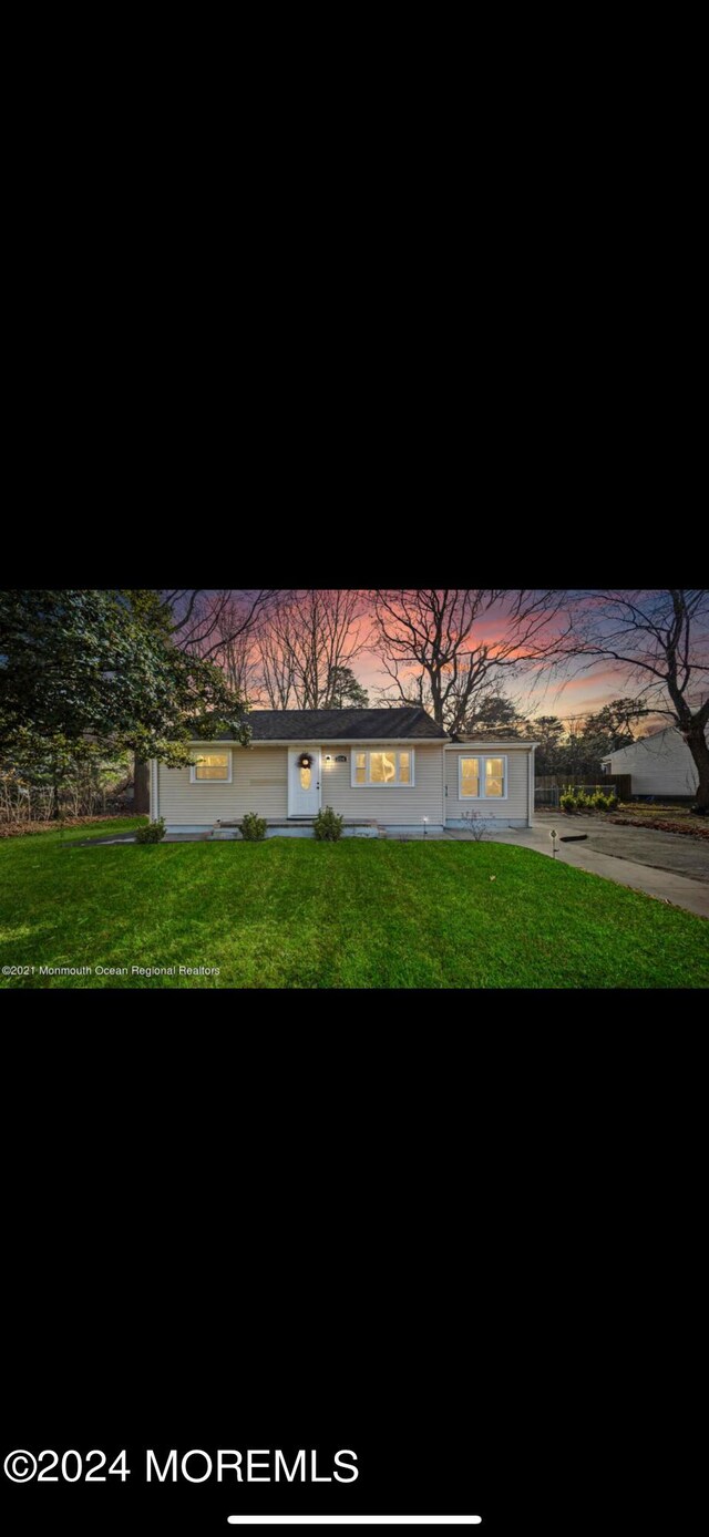 view of front of home featuring a front lawn