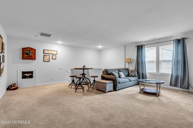 living area featuring baseboards, carpet flooring, visible vents, and recessed lighting