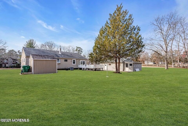 view of yard featuring an outbuilding
