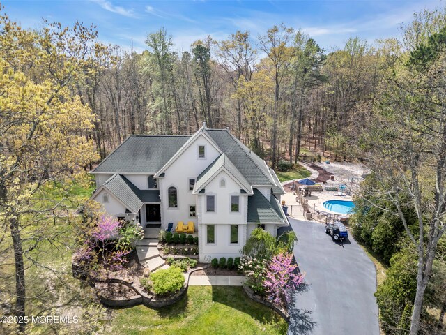birds eye view of property featuring a forest view