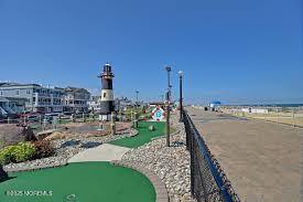 surrounding community featuring a putting green