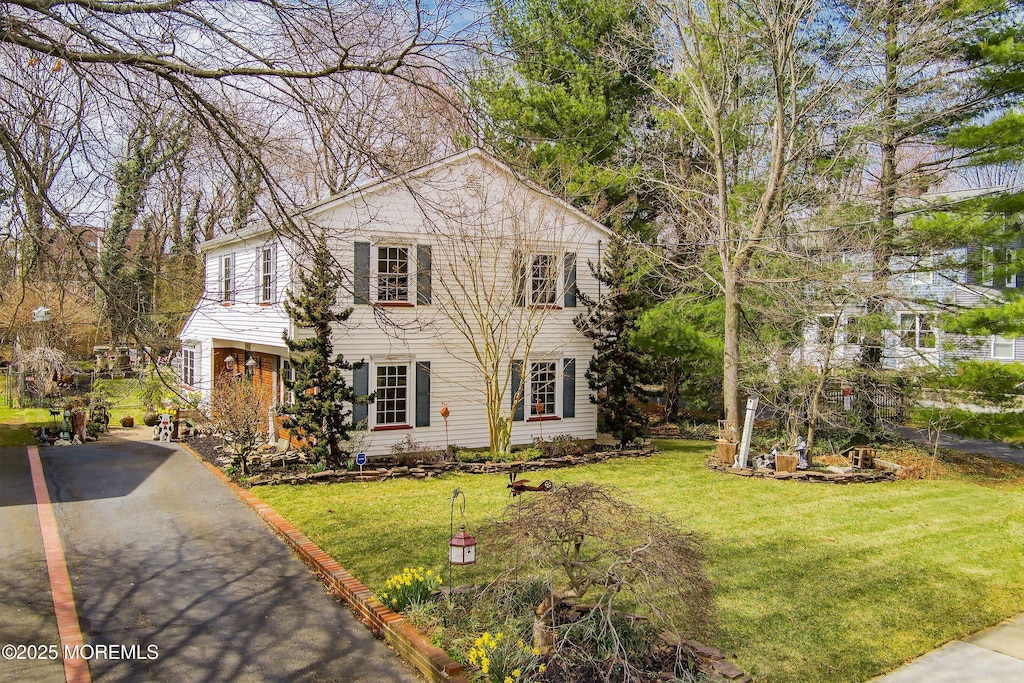 view of front facade with driveway and a front yard