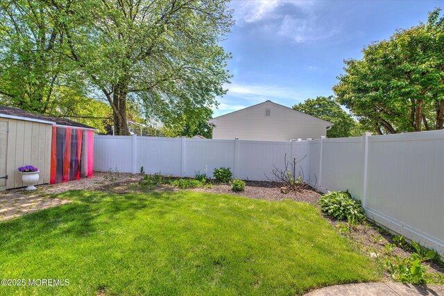 7 Mill Rd, Jamesburg, NJ 08831 - view of yard featuring an outdoor structure, a storage shed, and a fenced backyard