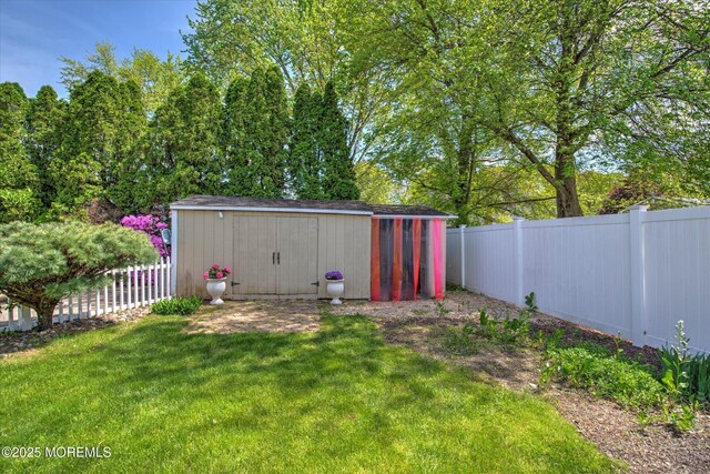7 Mill Rd, Jamesburg, NJ 08831 - view of yard featuring an outdoor structure, a shed, and a fenced backyard
