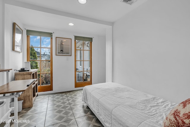 bedroom featuring visible vents, baseboards, and recessed lighting