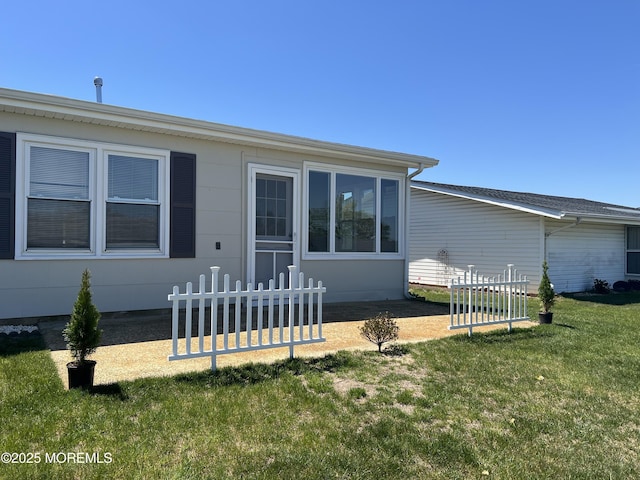 view of front of home featuring fence and a front yard
