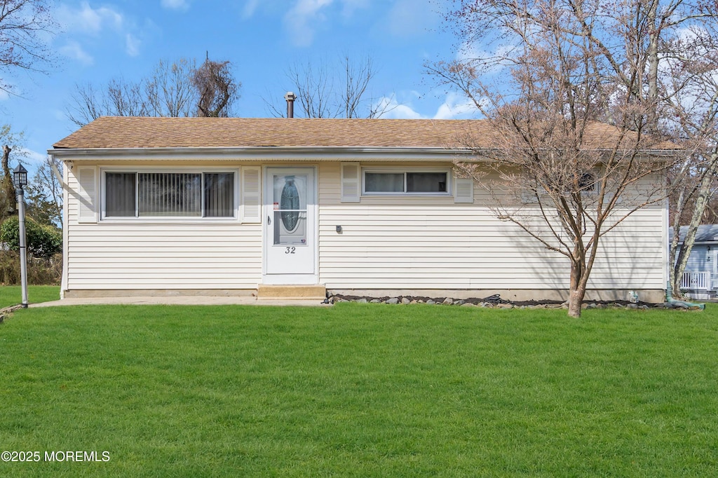 ranch-style house featuring a front yard