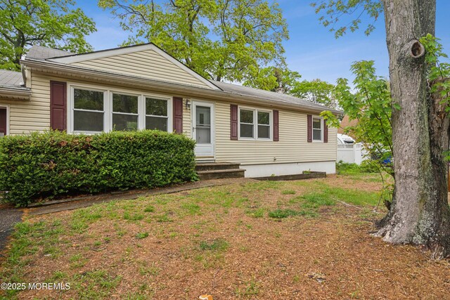 view of front of property with a front yard