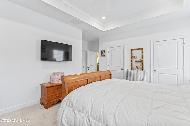 bedroom with visible vents, baseboards, crown molding, recessed lighting, and light carpet
