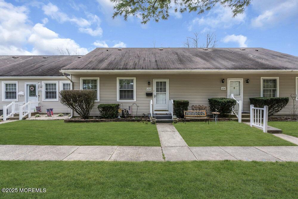125 Korn Market Unit D, Freehold, NJ 07728 - view of front facade featuring a front lawn and entry steps