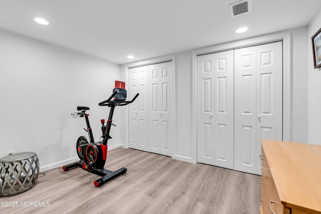 workout area featuring light wood-type flooring, recessed lighting, and baseboards