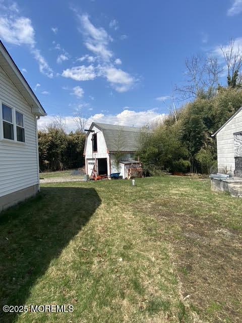 18 Arneytown Hornerstown Rd, Cream Ridge, NJ 08514 - view of yard with an outbuilding and a barn