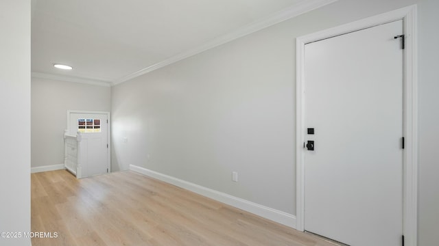 foyer entrance featuring recessed lighting, light wood-style floors, baseboards, and ornamental molding
