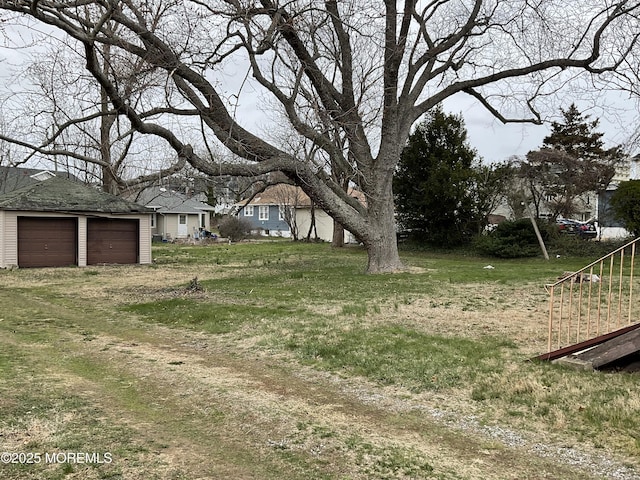 view of yard featuring an outdoor structure