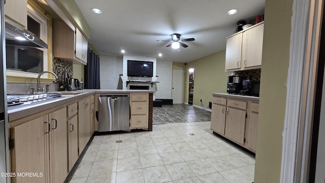 kitchen featuring open floor plan, a ceiling fan, a peninsula, stainless steel appliances, and backsplash