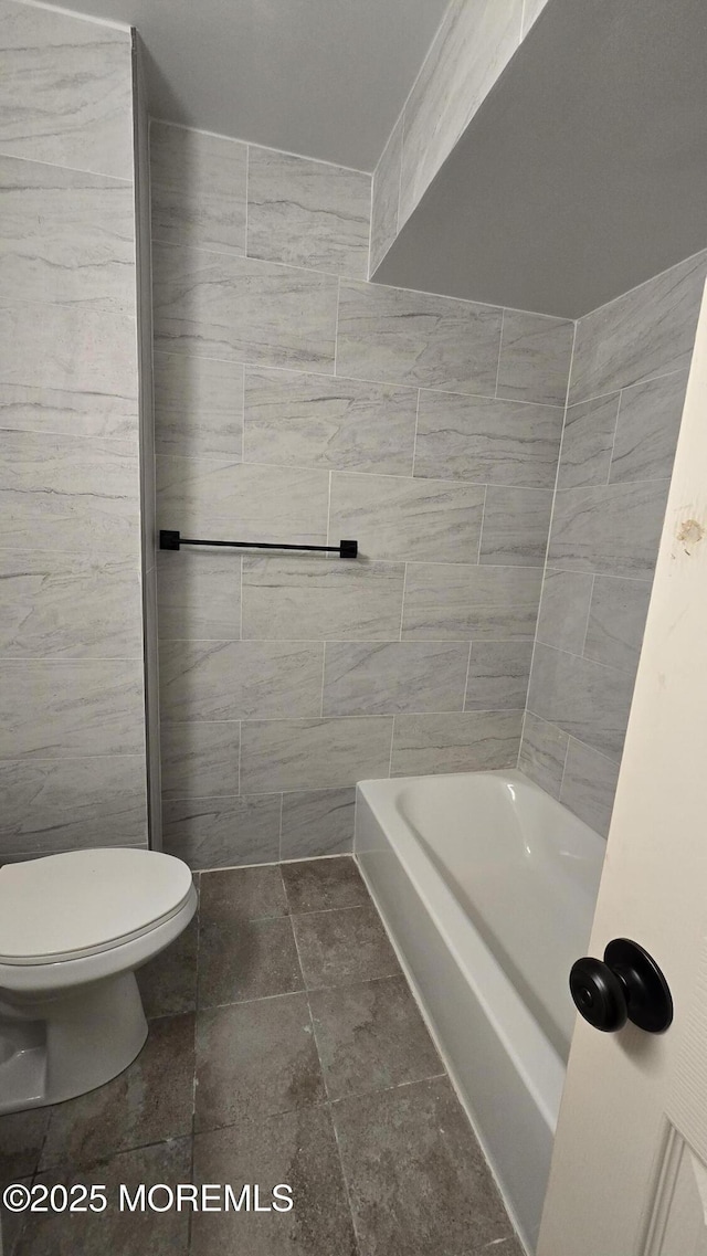 full bathroom featuring a shower, a bathing tub, and toilet