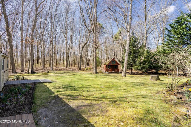 view of yard with an outdoor structure