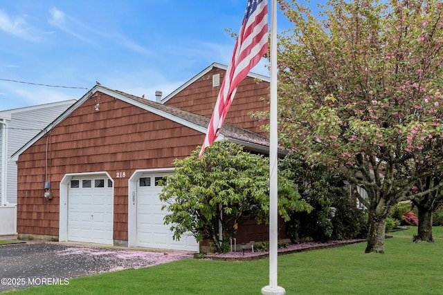 view of front of property featuring a front yard and a garage