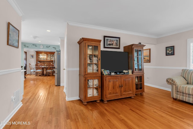 living area featuring light wood-style flooring, baseboards, ornamental molding, and recessed lighting
