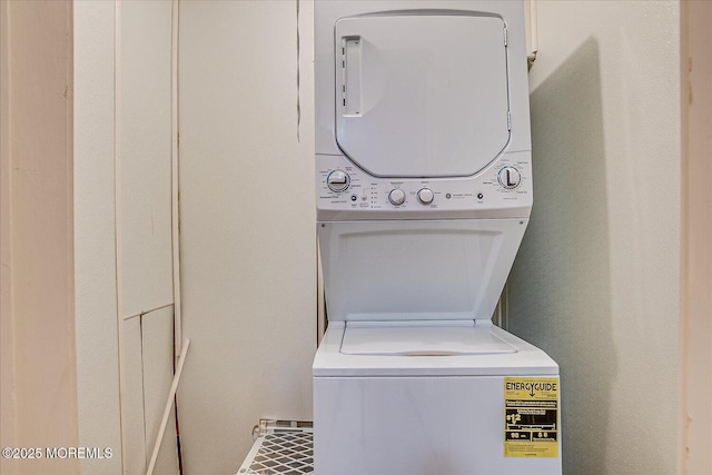 42 Pershing Ave, Sayreville Boro, NJ 08872 - washroom featuring stacked washer and clothes dryer