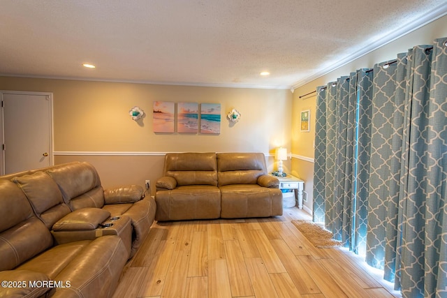 living room featuring light wood-type flooring, recessed lighting, crown molding, and a textured ceiling