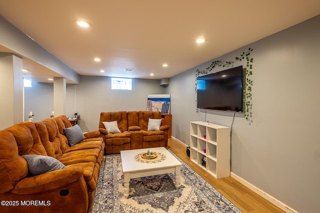 living area with light wood-style flooring, baseboards, visible vents, and recessed lighting