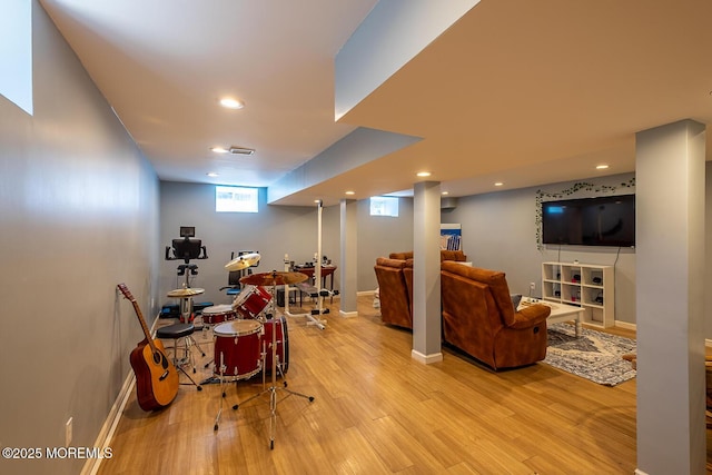 living area featuring light wood finished floors, baseboards, visible vents, and recessed lighting