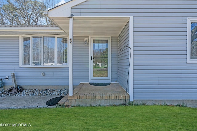 property entrance featuring a yard