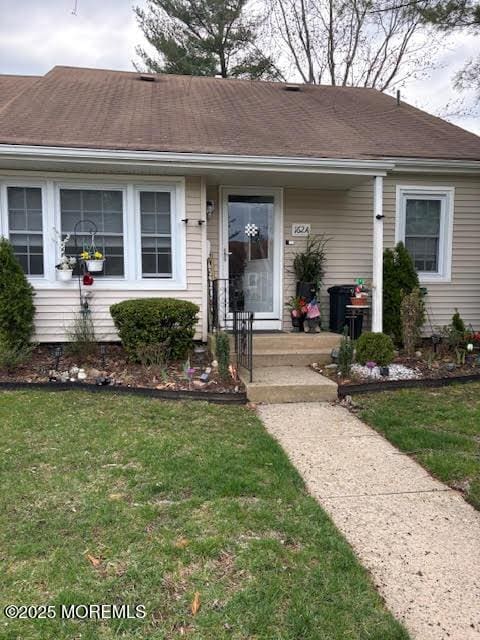 view of front of house featuring a front lawn