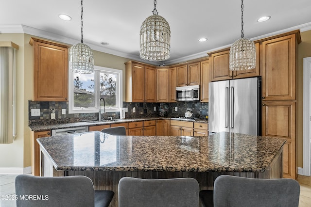 5 Breckenridge Ct, Freehold, NJ 07728 - kitchen with a kitchen bar, a sink, stainless steel appliances, a chandelier, and recessed lighting