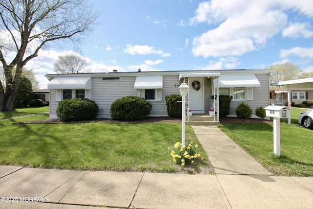 view of front of property featuring a front lawn