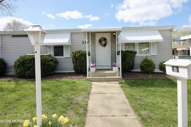 view of front facade featuring a front yard