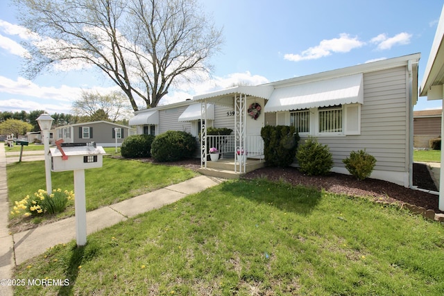 view of front of home featuring a front lawn