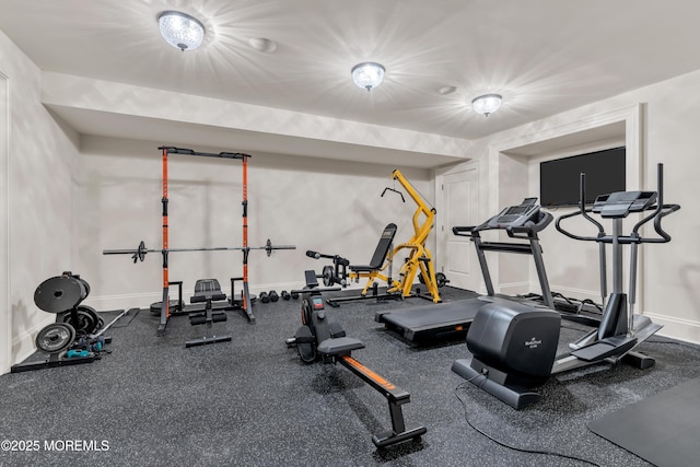 exercise area featuring baseboards