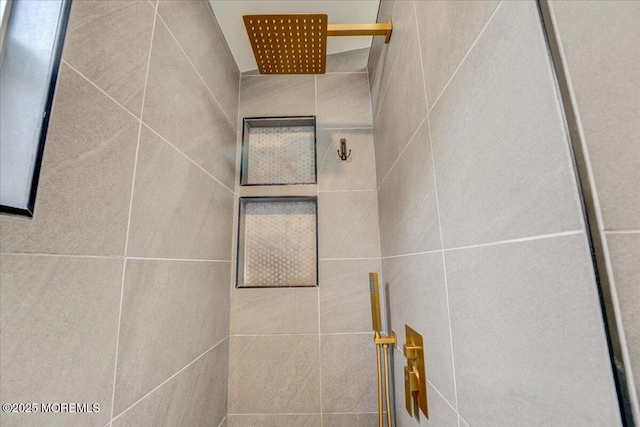bathroom featuring tiled shower